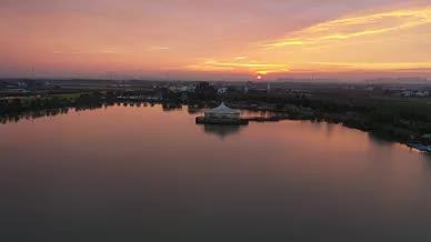 唯美航拍清晨日出水天一色视频的预览图